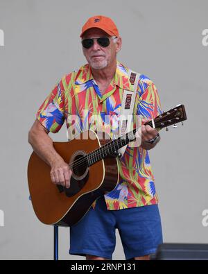 **FOTO DEL FILE** Jimmy Buffett è morto. WEST PALM BEACH FL - 3 NOVEMBRE: Jimmy Buffett si esibisce durante il raduno della campagna Bring IT Home al Meyer Amphitheater il 3 novembre 2018 a West Palm Beach, Florida. Crediti: Mpi04/MediaPunch Foto Stock