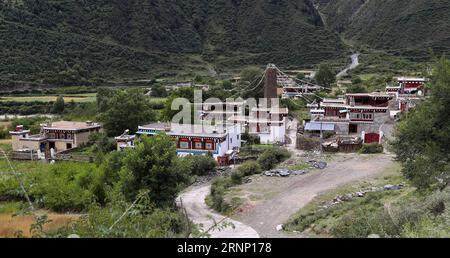 (170805) -- DAOFU, 5 agosto 2017 -- foto scattata il 4 agosto 2017 mostra le case tibetane di Daofu nella contea di Daofu, nella provincia del Sichuan della Cina sud-occidentale. Le case tibetane Daofu sono comunemente note come Bengke . In tibetano, Beng significa costruito e sostenuto da legno , e ke significa case . Le case tibetane di Daofu hanno cornici di tronchi e pareti costruite con fango o pezzi di pietra. Le loro strutture in legno sono di solito dipinte di marrone con il rosso e i tetti bianchi. Queste case sono solitamente situate ai piedi di una collina e accanto ad un torrente. ) (Wyl) CHINA-SICHUAN-DAOFU TIBETAN HOUSES (CN) JiangxHongjing PUBLICATIONxNOTxINxCHN da Foto Stock