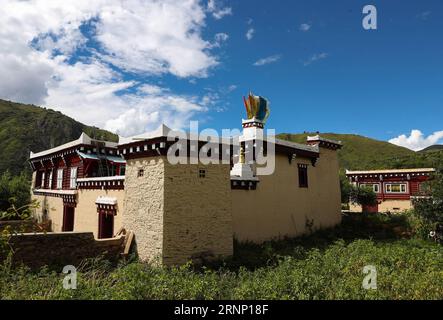 (170805) -- DAOFU, 5 agosto 2017 -- foto scattata il 4 agosto 2017 mostra le case tibetane di Daofu nella contea di Daofu, nella provincia del Sichuan della Cina sud-occidentale. Le case tibetane Daofu sono comunemente note come Bengke . In tibetano, Beng significa costruito e sostenuto da legno , e ke significa case . Le case tibetane di Daofu hanno cornici di tronchi e pareti costruite con fango o pezzi di pietra. Le loro strutture in legno sono di solito dipinte di marrone con il rosso e i tetti bianchi. Queste case sono solitamente situate ai piedi di una collina e accanto ad un torrente. ) (Wyl) CHINA-SICHUAN-DAOFU TIBETAN HOUSES (CN) JiangxHongjing PUBLICATIONxNOTxINxCHN da Foto Stock