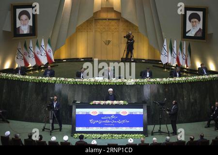 (170805) -- TEHERAN, 5 agosto 2017 -- Hassan Rouhani (C) tiene un discorso durante la sua cerimonia di inaugurazione come presidente iraniano nel parlamento iraniano a Teheran, capitale dell'Iran, il 5 agosto 2017. Hassan Rouhani ha prestato giuramento come presidente iraniano per il suo secondo mandato sabato e ha promesso di continuare l'interazione costruttiva con la comunità internazionale. ) IRAN-TERAHN-ROUHANI-PRESIDENTE-CERIMONIA DI INAUGURAZIONE AhmadxHalabisaz PUBLICATIONxNOTxINxCHN TEHERAN 5 agosto 2017 Hassan Rouhani C tiene un discorso durante la sua cerimonia di inaugurazione come presidente iraniano nel Parlamento iraniano a TEHERAN capitale dell'i Foto Stock