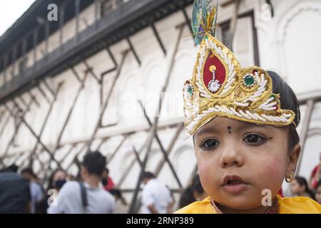 (170808) -- KATHMANDU, 8 agosto 2017 -- Un ragazzo nepalese vestito da Lord Krishna partecipa a una celebrazione del festival di Gaijatra, o del festival delle mucche, a Kathmandu, capitale del Nepal, 8 agosto 2017. Gli indù celebrano il festival per onorare le mucche, per commemorare i loro cari defunti. ) (srb) NEPAL-KATHMANDU-FESTIVAL-GAIJATRA pratapxthapa PUBLICATIONxNOTxINxCHN Kathmandu 8 agosto 2017 un bambino nepalese vestito da Lord Krishna partecipa a una celebrazione del Festival di Gaijatra o al Festival delle mucche a Kathmandu capitale del Nepal 8 agosto 2017 indù celebrano il Festival per ONORARE le mucche commemorano D Foto Stock