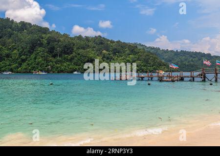 Molo dell'isola di Sapi, un'isola del Parco Nazionale Tunku Abdul Rahman a Sabah, Malesia Foto Stock