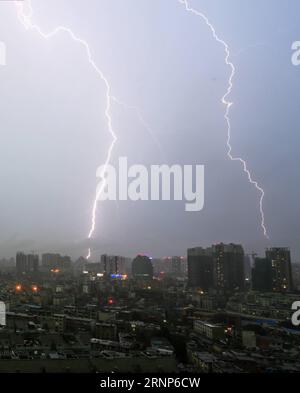 Cina: Blitze über Anshun (170813) -- ANSHUN, 13 agosto 2017 -- Un fulmine lampeggia attraverso il cielo nella città di Anshun, nella provincia di Guizhou nella Cina sud-occidentale, 12 agosto 2017. ) (Yxb) CHINA-GUIZHOU-ANSHUN-LIGHTNING (CN) LuxWei PUBLICATIONxNOTxINxCHN China lampeggia sopra Anshun Anshun 13 agosto 2017 un fulmine lampeggia attraverso il cielo nella città di Anshun nella provincia di Guizhou sud-occidentale della Cina 12 agosto 2017 yxb Cina Guizhou Anshun Lightning CN LuxWei PUBLICATIONXNOTxINxCHN Foto Stock