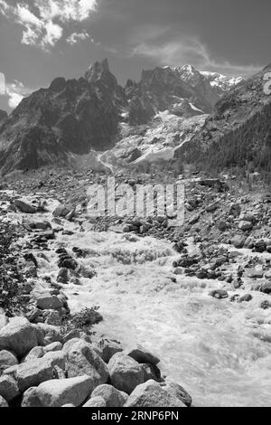 Il Massiccio del Monte Bianco con il torrente glaciale del ghiacciaio della Brenva sugli Entreves - Italia. Foto Stock