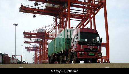 (170814) -- QINZHOU, 14 agosto 2017 -- Un camion aspetta di trasferire i container in un molo nell'area portuale di libero scambio di Qinzhou nella città di Qinzhou, nella regione autonoma di Guangxi Zhuang della Cina meridionale, 10 maggio 2017. Il porto di Qinzhou, con le sue 24 linee di navigazione interne ed estere, svolge un ruolo importante nel commercio bilaterale tra la Cina e l'Associazione delle nazioni del Sud-est asiatico (ASEAN). (Ry) CINA-GUANGXI-QINZHOU PORTO (CN) ZhangxAilin PUBLICATIONxNOTxINxCHN 170814 Qinzhou Aug 14 2017 un camion attende il trasferimento del container PRESSO un molo nella zona portuale di Qinzhou Free Trade nella città di Qinzhou, nel sud della Cina, Guang Foto Stock