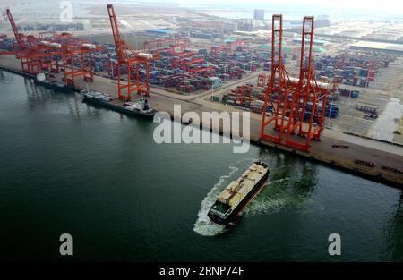 (170814) -- QINZHOU, 14 agosto 2017 -- Una nave cargo lascia l'area portuale di libero scambio di Qinzhou nella città di Qinzhou, nella regione autonoma del Guangxi Zhuang, nella Cina meridionale, il 10 maggio 2017. Il porto di Qinzhou, con le sue 24 linee di navigazione interne ed estere, svolge un ruolo importante nel commercio bilaterale tra la Cina e l'Associazione delle nazioni del Sud-est asiatico (ASEAN). (Ry) CINA-GUANGXI-QINZHOU PORTO (CN) ZhangxAilin PUBLICATIONxNOTxINxCHN 170814 Qinzhou Aug 14 2017 una nave da carico lascia la zona portuale di libero scambio di Qinzhou nella città di Qinzhou nella regione autonoma di Guangxi Zhuang della Cina meridionale maggio 10 2017 la Q Foto Stock