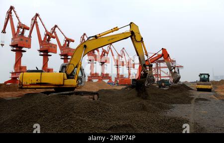 (170814) -- QINZHOU, 14 agosto 2017 -- la foto del file scattata l'8 agosto 2009 mostra il cantiere dell'area portuale di libero scambio di Qinzhou nella città di Qinzhou, nella regione autonoma di Guangxi Zhuang nel sud della Cina. Il porto di Qinzhou, con le sue 24 linee di navigazione interne ed estere, svolge un ruolo importante nel commercio bilaterale tra la Cina e l'Associazione delle nazioni del Sud-est asiatico (ASEAN). (Ry) CINA-GUANGXI-QINZHOU PORTO (CN) ZhangxAilin PUBLICATIONxNOTxINxCHN 170814 Qinzhou Aug 14 2017 file foto scattata L'8 agosto 2009 mostra il cantiere dell'area portuale di libero scambio di Qinzhou nella città di Qinzhou Sout Foto Stock