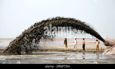 (170814) -- QINZHOU, 14 agosto 2017 -- la foto del file scattata l'11 settembre 2008 mostra il cantiere di bonifica del terreno dell'area portuale di libero scambio di Qinzhou nella città di Qinzhou, nella regione autonoma di Guangxi Zhuang della Cina meridionale. Il porto di Qinzhou, con le sue 24 linee di navigazione interne ed estere, svolge un ruolo importante nel commercio bilaterale tra la Cina e l'Associazione delle nazioni del Sud-est asiatico (ASEAN). (Ry) CINA-GUANGXI-QINZHOU PORT (CN) ZhangxAilin PUBLICATIONxNOTxINxCHN 170814 Qinzhou Aug 14 2017 file foto scattata L'11 settembre 2008 mostra il cantiere di bonifica del paese di Qinzhou Foto Stock