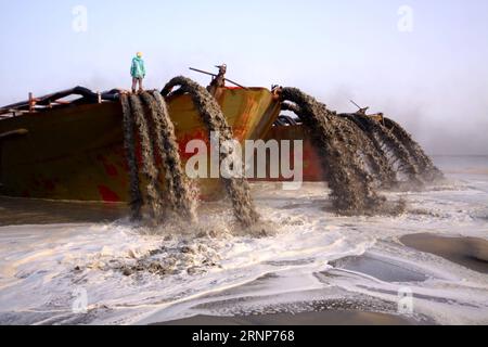 (170814) -- QINZHOU, 14 agosto 2017 -- la foto del file scattata il 15 ottobre 2009 mostra il cantiere di bonifica del terreno dell'area portuale di libero scambio di Qinzhou nella città di Qinzhou, nella regione autonoma del Guangxi Zhuang della Cina meridionale. Il porto di Qinzhou, con le sue 24 linee di navigazione interne ed estere, svolge un ruolo importante nel commercio bilaterale tra la Cina e l'Associazione delle nazioni del Sud-est asiatico (ASEAN). (Ry) CINA-GUANGXI-QINZHOU PORT (CN) ZhangxAilin PUBLICATIONxNOTxINxCHN 170814 Qinzhou Aug 14 2017 file foto scattata IL 15 ottobre 2009 mostra il sito di costruzione per bonifica del paese di Qinzhou FR Foto Stock