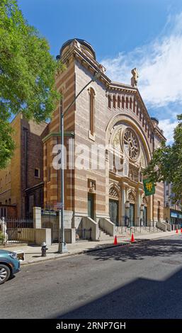 Upper West Side: Holy Trinity Roman Catholic Church è una chiesa a metà isolato costruita in stile bizantino, nel 1912, su progetto di Joseph Hubert McGuire. Foto Stock