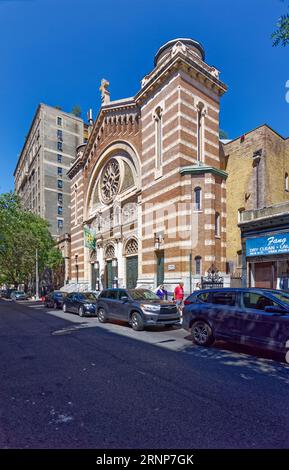 Upper West Side: Holy Trinity Roman Catholic Church è una chiesa a metà isolato costruita in stile bizantino, nel 1912, su progetto di Joseph Hubert McGuire. Foto Stock