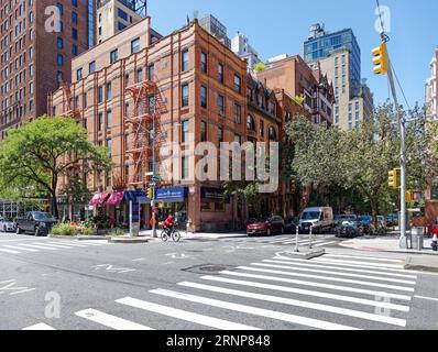 Upper West Side: Questo edificio di appartamenti in pietra marrone e mattoni, costruito nel 1909, è stato convertito in Morgan Condominium nel 1992. Foto Stock