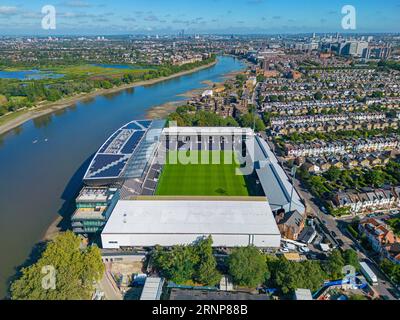 Fulham, Londra. Regno Unito. 08.15.2023 immagine aerea dello stadio Craven Cottage. Fulham Football Club. Lungo il Tamigi. 15 agosto 2023 Foto Stock