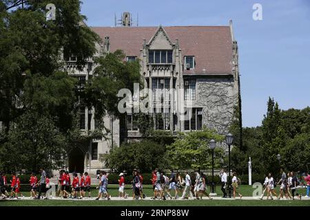 (170815) -- CHICAGO, 15 agosto 2017 -- foto scattata il 25 luglio 2017 mostra il campus dell'Università di Chicago a Chicago, negli Stati Uniti. Con le prime 10 posizioni in numerose classifiche nazionali e internazionali, l'Università di Chicago (UoC) attrae studenti negli Stati Uniti e in tutto il mondo, anche se l'università si trova in un quartiere pericoloso nel lato meridionale della città. Tuttavia, UoC riesce a proteggere gli studenti istituendo una rete di sicurezza costituita da un servizio gratuito di autobus, un monitoraggio pesante e un'estensione delle attività di polizia. ) La foto va con l'articolo intitolato University of Chicago riesce a proteggere Stude Foto Stock