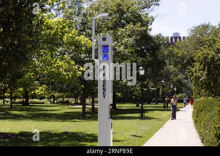 (170815) -- CHICAGO, 15 agosto 2017 -- foto scattata il 25 luglio 2017 mostra una scatola per chiamate d'emergenza nel campus dell'Università di Chicago a Chicago, negli Stati Uniti. Con le prime 10 posizioni in numerose classifiche nazionali e internazionali, l'Università di Chicago (UoC) attrae studenti negli Stati Uniti e in tutto il mondo, anche se l'università si trova in un quartiere pericoloso nel lato meridionale della città. Tuttavia, UoC riesce a proteggere gli studenti istituendo una rete di sicurezza costituita da un servizio gratuito di autobus, un monitoraggio pesante e un'estensione delle attività di polizia. ) La foto va con l'articolo intitolato University of Chicago Foto Stock
