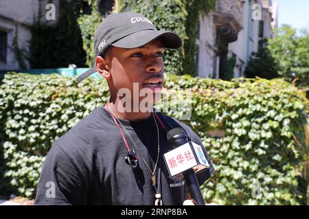 (170815) -- CHICAGO, 15 agosto 2017 -- Kenneth Rogers, uno studente dell'Università di Chicago, è intervistato con Xinhua a Chicago, negli Stati Uniti, il 25 luglio 2017. Penso che il campus sia molto sicuro. Quando si torna a dormitorio di notte, c'è sempre qualcuno all'angolo che ti protegge, ti fa sentire al sicuro, ha detto Kenneth Rogers. Con le prime 10 posizioni in numerose classifiche nazionali e internazionali, l'Università di Chicago (UoC) attrae studenti negli Stati Uniti e in tutto il mondo, anche se l'università si trova in un quartiere pericoloso nel lato meridionale della città. Tuttavia, UoC MAN Foto Stock