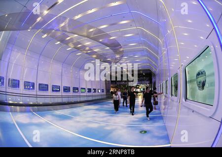 (170816) -- GUANGZHOU, 16 agosto 2017 -- i passeggeri guardano una mostra nel corridoio culturale dell'aeroporto internazionale Baiyun di Guangzhou, capitale della provincia del Guangdong della Cina meridionale, 16 agosto 2017. L'Aeroporto Internazionale di Guangzhou Baiyun, insieme al museo provinciale, ha tenuto una mostra pubblica a tema sulla via della Seta Marittima, la prima presso lo storico corridoio culturale che ha ufficialmente aperto qui mercoledì. )(wjq) CHINA-GUANGDONG-GUANGZHOU-AIRPORT CULTURAL CORRIDOR (CN) LiangxXu PUBLICATIONxNOTxINxCHN 170816 Guangzhou 16 agosto 2017 passeggeri guardano alla mostra al Foto Stock