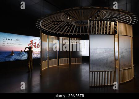 (170816) -- GUANGZHOU, 16 agosto 2017 -- Un uomo scatta foto di una mostra nel corridoio culturale dell'aeroporto internazionale Baiyun di Guangzhou, capitale della provincia del Guangdong della Cina meridionale, 16 agosto 2017. L'Aeroporto Internazionale di Guangzhou Baiyun, insieme al museo provinciale, ha tenuto una mostra pubblica a tema sulla via della Seta Marittima, la prima presso lo storico corridoio culturale che ha ufficialmente aperto qui mercoledì. )(wjq) CHINA-GUANGDONG-GUANGZHOU-AIRPORT CULTURAL CORRIDOR (CN) LiangxXu PUBLICATIONxNOTxINxCHN 170816 Guangzhou Aug 16 2017 un uomo scatta foto di all'esposizione Foto Stock