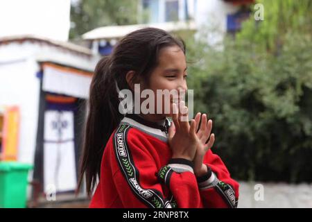 (170816) -- XIAHE, 16 agosto 2017 () -- foto scattata nel 2008 mostra Deqen Yuzhen cantare per gli ospiti che visitano la scuola per bambini ciechi a Lhasa, capitale della regione autonoma del Tibet della Cina sud-occidentale. Deqen Yuzhen, nata il 14 settembre 1998, è la figlia di una famiglia di pastori nella contea di Maqu, prefettura autonoma tibetana di Gannan, provincia del Gansu nella Cina nordoccidentale. Sfortunatamente ha perso la vista a causa di una grave malattia quando era piccola. All'età di nove anni è stata mandata alla scuola per bambini ciechi nella regione autonoma del Tibet nel sud-ovest della Cina e trasferita ai bambini ciechi di scho Foto Stock