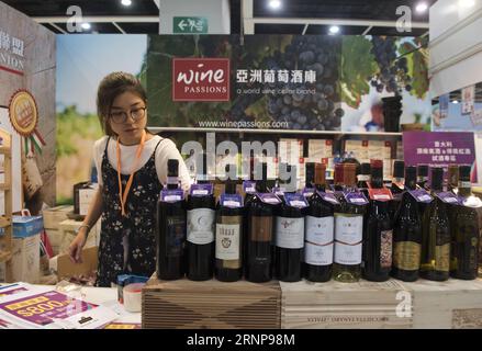 (170817) -- HONG KONG, 17 agosto 2017 -- un espositore si prepara per il Food Expo di Hong Kong nella Cina meridionale, 16 agosto 2017. Il 28° Food Expo ha avuto inizio giovedì al Centro Congressi ed esposizioni di Hong Kong insieme alla contemporanea 4th Home Delights Expo, alla seconda Beauty and Wellness Expo e alla 9th Hong Kong International Tea Fair. Un totale di oltre 2.000 espositori hanno partecipato alle quattro fiere lifestyle. ) (zx) CHINA-HONG KONG-EXPOS (CN) LiuxYun PUBLICATIONxNOTxINxCHN Hong Kong 17 agosto 2017 all'espositore prepara per la Food EXPO a Hong Kong nella Cina meridionale 16 agosto 2017 The 28th Food Foto Stock