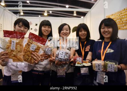 (170817) -- HONG KONG, 17 agosto 2017 -- gli espositori dell'Hong Kong Food Expo mostrano i loro prodotti alimentari a Hong Kong, 16 agosto 2017. Il 28° Food Expo ha avuto inizio giovedì al Centro Congressi ed esposizioni di Hong Kong insieme alla contemporanea 4th Home Delights Expo, alla seconda Beauty and Wellness Expo e alla 9th Hong Kong International Tea Fair. Un totale di oltre 2.000 espositori hanno partecipato alle quattro fiere lifestyle. ) (zx) CHINA-HONG KONG-EXPOS (CN) LiuxYun PUBLICATIONxNOTxINxCHN Hong Kong 17 agosto 2017 espositori dell'Hong Kong Food EXPO mostrano i loro prodotti alimentari a Sout Foto Stock