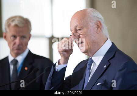 (170817) -- GINEVRA, 17 agosto 2017 -- l'inviato speciale delle Nazioni Unite per la Siria Staffan de Mistura (R) tiene una conferenza stampa dopo una riunione della task force per l'accesso umanitario del gruppo internazionale di sostegno alla Siria al Palais des Nations di Ginevra, in Svizzera, il 17 agosto 2017. L'inviato speciale delle Nazioni Unite per la Siria Staffan de Mistura giovedì ha detto che potrebbe sponsorizzare un ciclo preparatorio di colloqui di pace sulla Siria a Ginevra il mese prossimo, ma i veri colloqui sostanziali saranno programmati per ottobre. ) SVIZZERA-GINEVRA-ONU INVIATO SPECIALE PER LA SIRIA-COMUNICATO STAMPA XuxJinquan PUBLICATIONxNOTxINxCHN Ginevra 17 agosto 2017 ONU Foto Stock