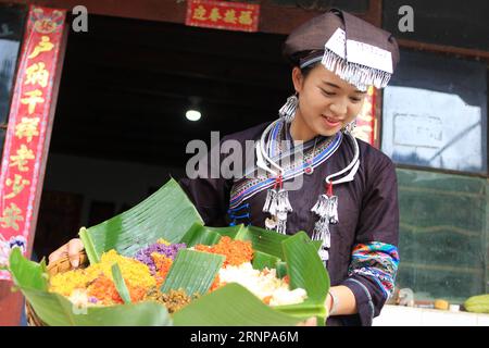 (170818) -- QIUBEI, 18 agosto 2017 -- Un villaggio serve riso colorato nel villaggio dello Yile nella contea di Qiubei, nella prefettura autonoma di Zhuang e Miao di Wenshan, nella provincia dello Yunnan della Cina sud-occidentale, 17 agosto 2017. Mentre il periodo maturo delle risaie cade, la gente del posto inizia a preparare il riso colorato con succo commestibile di piante selvatiche. Nella contea di Qiubei, il riso colorato è un cibo popolare tra i residenti locali che credono che i colori simboleggiino il raccolto e la buona fortuna. (zhs) RISO COLORATO CINA-YUNNAN (CN) JingxHuihui PUBLICATIONxNOTxINxCHN Qiubei 18 agosto 2017 un villaggio serve riso colorato nello Yile Village in Foto Stock