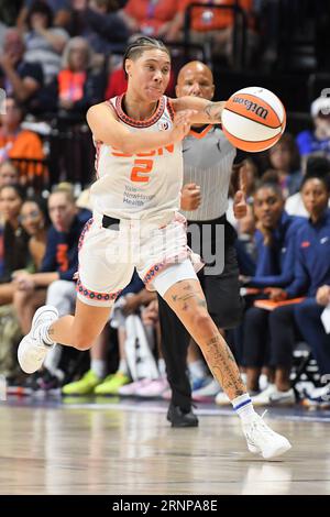 31 agosto 2023: La guardia solare del Connecticut Natisha Hiedeman (2) passa il pallone durante una partita della WNBA tra i Phoenix Mercury e i Connecticut Sun alla Mohegan Sun Arena di Uncasville, Connecticut. Erica Denhoff/CSM Foto Stock