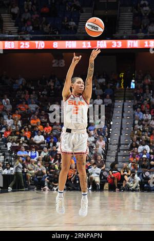 31 agosto 2023: La guardia solare del Connecticut Natisha Hiedeman (2) tira un tiro di tre punti durante una partita WNBA tra i Phoenix Mercury e i Connecticut Sun alla Mohegan Sun Arena di Uncasville, Connecticut. Erica Denhoff/CSM Foto Stock