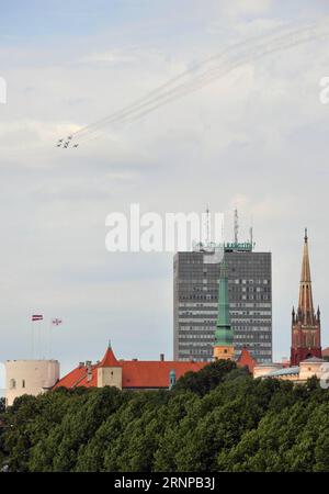 (170820) -- RIGA, 20 agosto 2017 -- gli aerei della squadra aerobatica Baltic Bees sorvolano il centro di riga durante il riga City Festival che celebra i 816 anni della città a riga, in Lettonia, il 19 agosto. 2017. ) (zf) LETTONIA-RIGA-CITY FESTIVAL Janis PUBLICATIONxNOTxINxCHN riga 20 agosto 2017 aerei del team Aerobatico Baltic Bees sorvolano il centro di riga durante il Festival della città di riga che celebra il compleanno della città a riga Lettonia IL 19 agosto 2017 ZF Latvia riga City Festival Janis PUBLICATIONxINxCHN Foto Stock