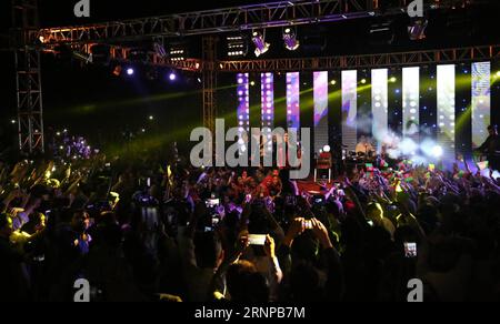 (170820) -- KABUL, 20 agosto 2017 -- la cantante afghana Aryana Saeed (C) si esibisce durante un concerto per celebrare il 98° anniversario dell'indipendenza dell'Afghanistan a Kabul, Afghanistan, il 19 agosto 2017. E' la prima volta negli ultimi 16 anni che gli afghani celebrano la giornata dell'indipendenza con un concerto musicale nel paese in cui militanti talebani e gruppi di mentalità simili si battono per riconquistare il potere e imporre leggi severe per vietare festival culturali e attività femminili. )(zhf) AFGHANISTAN-KABUL-GIORNO-INDIPENDENZA-CONCERTO-CELEBRAZIONE RahmatxAlizadah PUBLICATIONxNOTxINxCHN Kabul Au Foto Stock