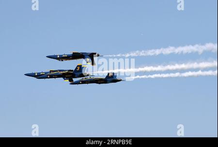 (170820) -- CHICAGO, 20 agosto 2017 -- Fighter Aircraft of the U.S. Navy Blue Angles si esibiscono durante il 59 ° Annual Chicago Air and Water Show Over North Avenue Beach a Chicago, negli Stati Uniti, 19 agosto 2017. Il Chicago Air and Water Show di due giorni è iniziato il sabato. ) (yk) U.S.-CHICAGO-AIR AND WATER SHOW WangxPing PUBLICATIONxNOTxINxCHN Chicago Aug 20 2017 Fighter Aircraft of the U S Navy Blue Angles si esibiscono durante il 59 ° annuale Chicago Air and Water Show su North Avenue Beach a Chicago negli Stati Uniti 19 agosto 2017 The Two Day Chicago Air and Water Show è iniziato sabato YK U S chi Foto Stock