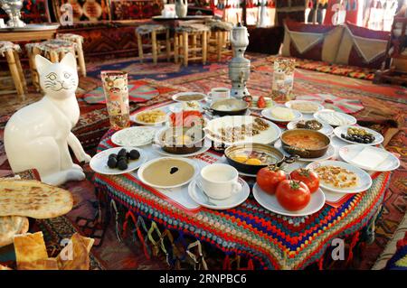 (170820) -- ANKARA, 20 agosto 2017 -- foto scattata il 15 agosto 2017 mostra una deliziosa e sontuosa colazione in pulmino a Van, Turchia. La colazione in pulmino turco, famosa per il suo gusto delizioso e i sontuosi 20 piatti, come il favo, il formaggio alle erbe, preparato con una miscela di varie erbe uniche della regione; martuga, fatta con farina, burro e uova; e kavut, realizzato con grano macinato. Van breakfast ha vinto il Guinness World record con 52.186 persone che hanno fatto colazione insieme nel 2015. )(gl) TURKEY-VAN-BREAKFAST-CULTURE QinxYanyang PUBLICATIONxNOTxINxCHN Ankara 20 agosto 2017 foto scattata IL 15 agosto 2017 Foto Stock