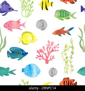 Acquerello colorato motivo di pesci senza cuciture. Sfondo subacqueo. Coralli disegnati a mano, alghe marine e pesci isolati su bianco Illustrazione Vettoriale
