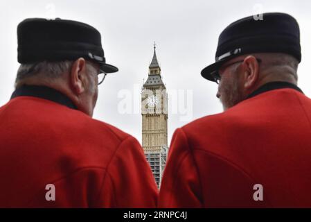 (170821) -- LONDRA, 21 agosto 2017 -- Un paio di Chelsea Pensioners si trovano di fronte al Big Ben nel centro di Londra, in Gran Bretagna, il 21 agosto 2017. Il famoso Big Ben di Londra suonò per l'ultima volta lunedì, quando la famosa grande Campana cadde in silenzio fino al 2021. BRITAIN-LONDON-BIG BEN-FALL SILENT StephenxChung PUBLICATIONxNOTxINxCHN Londra 21 agosto 2017 una coppia di PENSIONI Chelsea si trova di fronte al Big Ben nel centro di Londra Gran Bretagna IL 21 agosto 2017 Il famoso Big Ben di Londra suonò per il tempo di caricamento IL lunedì quando la famosa pelliccia della Gran Campana Silent Until 2021 whw Britain London Big Ben Case Silent PUB Foto Stock