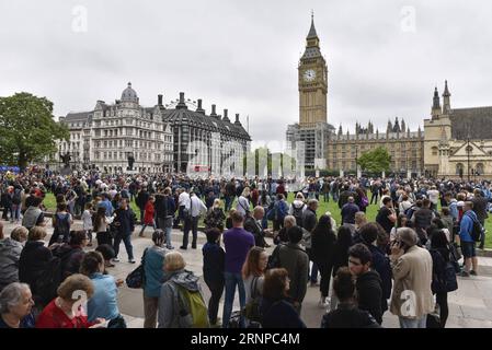 (170821) -- LONDRA, 21 agosto 2017 -- le persone si riuniscono di fronte al Big Ben nel centro di Londra, in Gran Bretagna, il 21 agosto 2017. Il famoso Big Ben di Londra suonò per l'ultima volta lunedì, quando la famosa grande Campana cadde in silenzio fino al 2021. )(whw) BRITAIN-LONDON-BIG BEN-FALL SILENT StephenxChung PUBLICATIONxNOTxINxCHN Londra 21 agosto 2017 celebrità si riuniscono davanti al Big Ben nel centro di Londra IL 21 agosto 2017 Il famoso Big Ben di Londra suonò per il tempo di caricamento IL lunedì quando la famosa pelliccia di Gran Campana silenziosa fino al 2021 whw Britain London Big Ben Case Silent PUBLICATIONxNOTxINxCHN Foto Stock