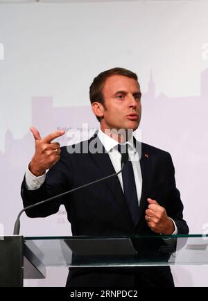 (170824) -- SALISBURGO, 24 agosto 2017 -- il presidente francese Emmanuel Macron interviene durante una conferenza stampa congiunta con il primo ministro slovacco Robert Fico, il cancelliere austriaco Christian Kern e il primo ministro ceco Bohuslav Sobotka a Salisburgo, Austria, il 23 agosto 2017. ) (hy) AUSTRIA-SALISBURGO-FRANCIA-REPUBBLICA CECA-SLOVACCHIA-DIPLOMAZIA PanxXu PUBLICATIONxNOTxINxCHN Salisburgo 24 agosto 2017 il presidente francese Emmanuel Macron parla durante una conferenza stampa congiunta con i primi ministri slovacchi Robert Fico il cancelliere austriaco Christian Core e i primi ministri cechi Bohuslav Sobotka a Salisburgo Austria SU A. Foto Stock