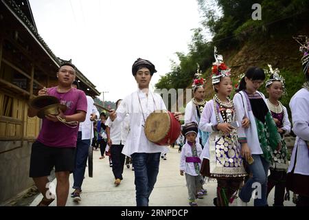 (170824) -- QIANDONGNAN, 24 agosto 2017 -- gli abitanti del villaggio si esibiscono a tamburo e gong per salutare gli ospiti nel gruppo etnico Yangli Village di Dong nella contea di Congjiang, nella provincia di Guizhou della Cina sud-occidentale, 23 agosto 2017, un giorno prima dell'annuale festival di Xinmi. La gente del posto eseguiva tamburi, canti e lusheng, uno strumento a fiato di canne, per celebrare il tradizionale festival che pregeva per il raccolto. )(mcg) CHINA-GUIZHOU-CONGJIANG-TRADITIONAL FESTIVAL (CN) WuxDejun PUBLICATIONxNOTxINxCHN Qiandongnan 24 agosto 2017 abitanti del villaggio eseguono Drum and Gong per salutare gli ospiti nel villaggio Yangli del gruppo etnico Dong a Congjiang Co Foto Stock