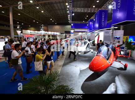 (170824) -- XI AN, 24 agosto 2017 -- People visit the China International General Aviation Convention (CIGAC) 2017 in Xi An, capitale della provincia dello Shaanxi della Cina nord-occidentale, 24 agosto 2017. Il 2017 CIGAC, di quattro giorni, ha dato il via qui giovedì, durante i quali sarebbero stati esposti 60 aerei e oltre 3.000 prodotti dell'aviazione. (wsw) CHINA-XI AN-CHINA INTERNATIONAL GENERAL AVIATION CONVENTION (CN) ShaoxRui PUBLICATIONxNOTxINxCHN Xi al 24 agosto 2017 celebrità visitano la China International General Aviation Convention del 2017 a Xi nella capitale della provincia dello Shaanxi della Cina nord-occidentale 24 agosto 2017 il quattro giorni Foto Stock