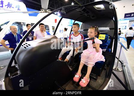 (170824) -- XI AN, 24 agosto 2017 -- i bambini provano in una cabina di pilotaggio simulata alla China International General Aviation Convention (CIGAC) del 2017 a Xi An, capitale della provincia dello Shaanxi della Cina nord-occidentale, 24 agosto 2017. Il 2017 CIGAC, di quattro giorni, ha dato il via qui giovedì, durante i quali sarebbero stati esposti 60 aerei e oltre 3.000 prodotti dell'aviazione. (wsw) CHINA-XI AN-CHINA INTERNATIONAL GENERAL AVIATION CONVENTION (CN) ShaoxRui PUBLICATIONxNOTxINxCHN Xi fino al 24 agosto 2017 bambini provano in una cabina di pilotaggio simulata ALLA China International General Aviation Convention del 2017 a Xi, capitale del canale nordoccidentale Foto Stock