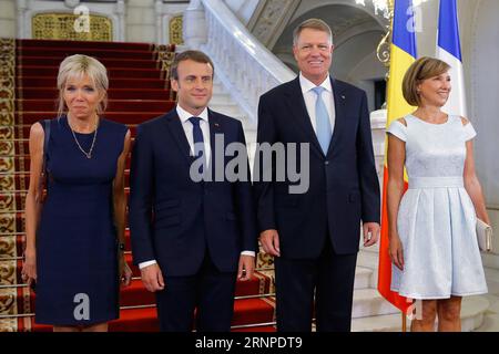 (170824) -- BUCAREST, 24 agosto 2017 -- il presidente francese Emmanuel Macron (2nd L) e sua moglie Brigitte Macron (1st L), e il presidente rumeno Klaus Iohannis (2nd R) e sua moglie Carmen Iohannis posano per le foto durante una cerimonia di benvenuto al Palazzo Cotroceni di Bucarest, in Romania, il 24 agosto 2017. Giovedì, il presidente rumeno Klaus Iohannis ha sottolineato che l'attuale sistema dei lavoratori distaccati dell'Unione europea (UE) non era abbastanza buono e necessitava di miglioramenti. Iohannis ha rilasciato la dichiarazione in una conferenza stampa congiunta con il suo omologo francese in visita Emmanuel Macron che sta girando Central ed EA Foto Stock