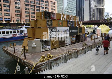 (170824) -- CHICAGO, 24 agosto 2017 -- foto scattata il 23 agosto 2017 mostra Floating Museum attraccato al lungofiume di Chicago, Stati Uniti. Per celebrare il passato industriale del fiume, Floating Museum trasforma una chiatta in una galleria mobile esteticamente suggestiva, piena di casse d'arte che espone opere create da artisti locali e dai nostri collaboratori. Floating Museum esiste nel continuum di artisti che esaminano il loro rapporto con le istituzioni, e risponde all'evoluzione dei musei; che vanno dal gabinetto delle curiosità o Wunderkabinett tra il XVI e il XVIII secolo, tr Foto Stock