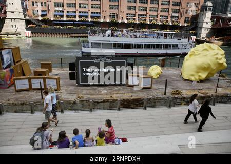 (170824) -- CHICAGO, 24 agosto 2017 -- foto scattata il 23 agosto 2017 mostra Floating Museum attraccato al lungofiume di Chicago, Stati Uniti. Per celebrare il passato industriale del fiume, Floating Museum trasforma una chiatta in una galleria mobile esteticamente suggestiva, piena di casse d'arte che espone opere create da artisti locali e dai nostri collaboratori. Floating Museum esiste nel continuum di artisti che esaminano il loro rapporto con le istituzioni, e risponde all'evoluzione dei musei; che vanno dal gabinetto delle curiosità o Wunderkabinett tra il XVI e il XVIII secolo, tr Foto Stock