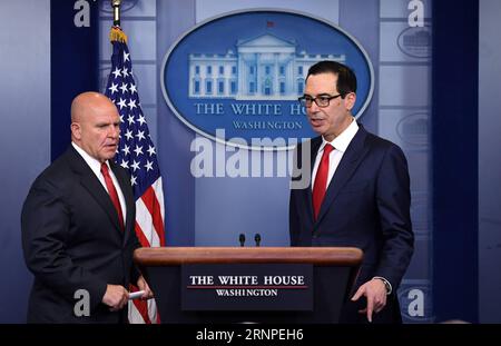 (170825) -- WASHINGTON, agosto 25, 2017 -- il segretario al Tesoro degli Stati Uniti Steven Mnuchin (R) e il consigliere per la sicurezza nazionale H.R. McMaster partecipano a una conferenza stampa alla Casa Bianca a Washington D.C., negli Stati Uniti, il 25 agosto 2017. Il consigliere per la sicurezza nazionale H.R. McMaster ha affermato in una conferenza stampa della Casa Bianca che gli Stati Uniti non avevano intenzione di intraprendere azioni militari in Venezuela, ma che il presidente Trump intendeva sfruttare una vasta gamma di opzioni integrate in futuro. Le osservazioni di McMaster sono giunte dopo l'annuncio di un nuovo ciclo di sanzioni economiche statunitensi sul Sud America Foto Stock