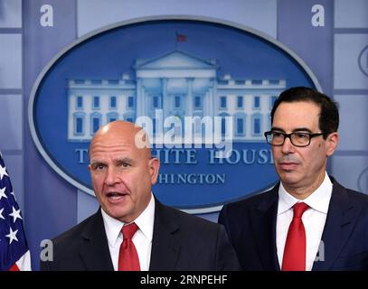 (170825) -- WASHINGTON, ago. 25, 2017 -- il consigliere per la sicurezza nazionale degli Stati Uniti H.R. McMaster (L) ha tenuto una conferenza stampa con il segretario al Tesoro Steven Mnuchin alla Casa Bianca di Washington D.C., Stati Uniti, il 25 agosto 2017. Il consigliere per la sicurezza nazionale H.R. McMaster ha affermato in una conferenza stampa della Casa Bianca che gli Stati Uniti non avevano intenzione di intraprendere azioni militari in Venezuela, ma che il presidente Trump intendeva sfruttare una vasta gamma di opzioni integrate in futuro. Le osservazioni di McMaster sono arrivate dopo l'annuncio di un nuovo ciclo di sanzioni economiche statunitensi sul Sud A. Foto Stock