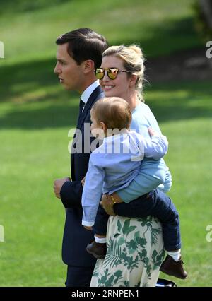 (170825) -- WASHINGTON, 25 agosto 2017 -- Ivanka Trump, con suo marito Jared Kushner e il loro figlio Theodore, segue il presidente degli Stati Uniti Donald Trump a bordo del Marine One in rotta verso Camp David per il fine settimana, nel prato sud della Casa Bianca a Washington D.C., negli Stati Uniti, il 25 agosto 2017. Il segretario stampa della Casa Bianca Sarah Huckabee Sanders ha detto a un briefing venerdì che il presidente degli Stati Uniti Donald Trump, che è partito per David Camp, prevede di visitare lo stato americano del Texas all'inizio della prossima settimana, mentre l'uragano Harvey si avvicina agli stati costieri meridionali. ) U.S.-WASHINGTON D.C.-PRESIDENTE-TRUMP-WEEKEND YINXB Foto Stock