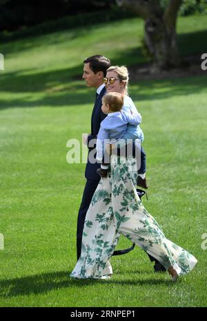 (170825) -- WASHINGTON, 25 agosto 2017 -- Ivanka Trump, con suo marito Jared Kushner e il loro figlio Theodore, segue il presidente degli Stati Uniti Donald Trump a bordo del Marine One in rotta verso Camp David per il fine settimana, nel prato sud della Casa Bianca a Washington D.C., negli Stati Uniti, il 25 agosto 2017. Il segretario stampa della Casa Bianca Sarah Huckabee Sanders ha detto a un briefing venerdì che il presidente degli Stati Uniti Donald Trump, che è partito per David Camp, prevede di visitare lo stato americano del Texas all'inizio della prossima settimana, mentre l'uragano Harvey si avvicina agli stati costieri meridionali. ) U.S.-WASHINGTON D.C.-PRESIDENTE-TRUMP-WEEKEND YINXB Foto Stock