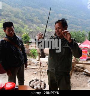 (170826) -- RONG AN, 26 agosto 2017 -- il 51enne Mo Shi vende uova nel villaggio di Tongban della contea di Rong An, regione autonoma di Guangxi Zhuang nella Cina meridionale, 27 febbraio 2017. Il villaggio di Tongban si trova in un'area montuosa del Guangxi. Il lavoratore migrante Long Gexiong di 50 anni ha scelto di rimanere nella città natale di Tongban dopo il Festival di Primavera del 2012. Lanciò un progetto per sviluppare la sua città natale e istituì una cooperativa con i suoi cugini. Piantarono prugne e uva e fecero affari turistici con capitale iniziale guadagnato come lavoratori migranti. Anche se hanno incontrato molte difficoltà Foto Stock