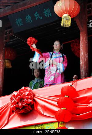 (170826) -- HUANGSHAN, 26 agosto 2017 -- un'attrice esegue il lancio di palla , un modo tradizionale per scegliere un marito, nel villaggio di Xidi della contea di Yixian, nella città di Huangshan nella provincia di Anhui della Cina orientale, il 26 agosto 2017, durante le tradizionali convenzioni nuziali di Huizhou per salutare il festival di Qixi, o San Valentino cinese. ) (Xzy) CELEBRAZIONE DEL FESTIVAL CINA-ANHUI-HUANGSHAN-QIXI (CN) ShixGuangde PUBLICATIONxNOTxINxCHN Huang Shan agosto 26 2017 all'attrice esegue Ball Through un modo tradizionale per scegliere un marito nel villaggio Xidi della contea di Yixian nella città di Huang Shan della provincia di Anhui della Cina orientale agosto Foto Stock