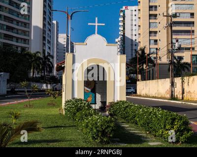 Vista della cappella di São Pedro nel quartiere Ponta d'areia, São Luís, Maranhão, nord-est del Brasile, Sud America. Foto Stock